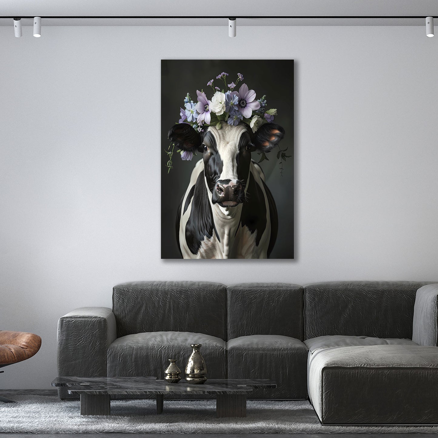 Mucca con corona di fiori sfondo scuro quadro