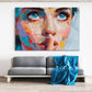 Pop Art ritratto donna colorato occhi blu dito sulle labbra arte quadro