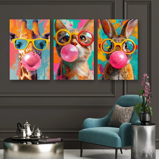 Set di 3 quadri Animali Pop Art con chewing gum appesi in soggiorno sopra il divano
