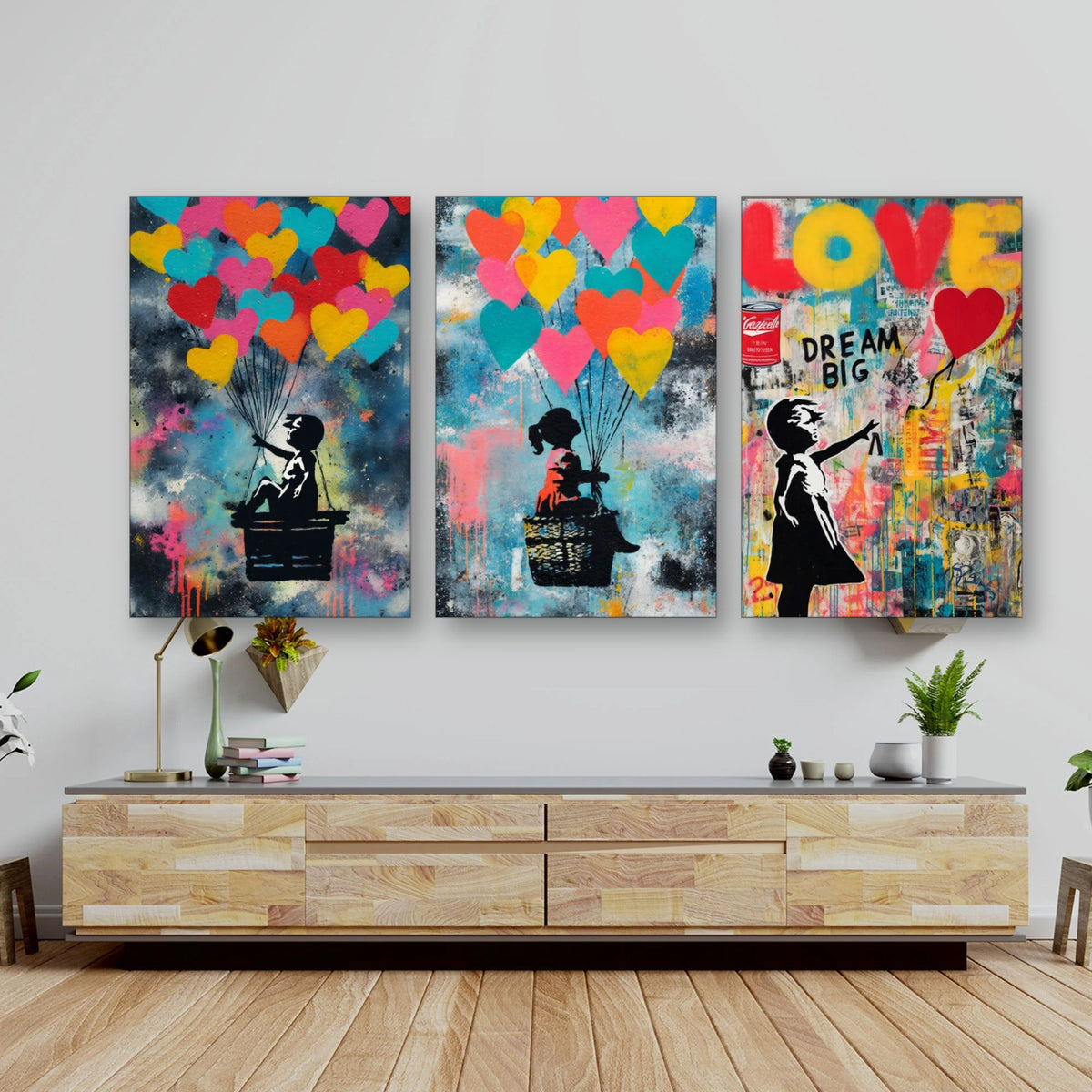 Set di 3 quadri Street Art amore e palloncini appesi in soggiorno sopra il divano