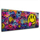 Tante faccine colorate su muro graffiti vivace panoramica quadro