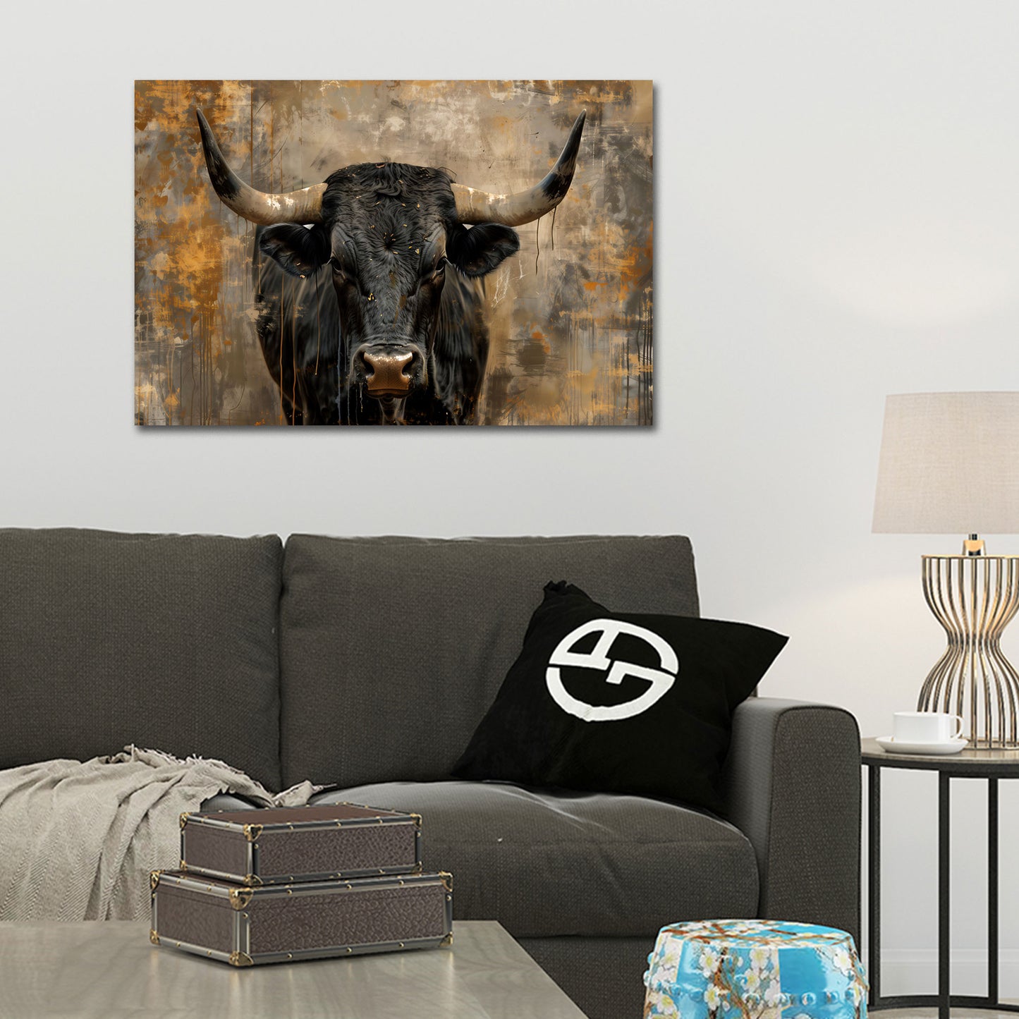 Toro nero ritratto frontale animale con grandi corna quadro