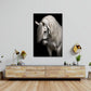 Cavallo bianco con fluente criniera elegante quadro
